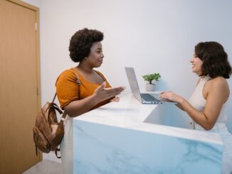 les compétences qui font briller un réceptionniste de camping à l’accueil
