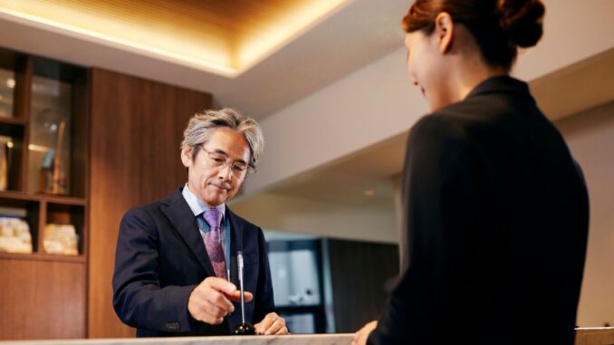 les erreurs qui gâchent la première impression d’un réceptionniste d’hôtel